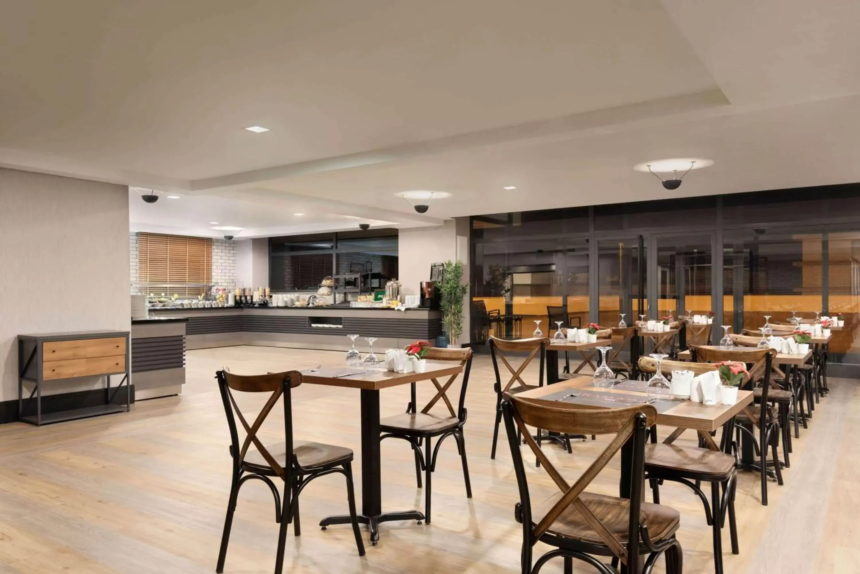 Restaurant/places to eat in Ramada By Wyndham Tire